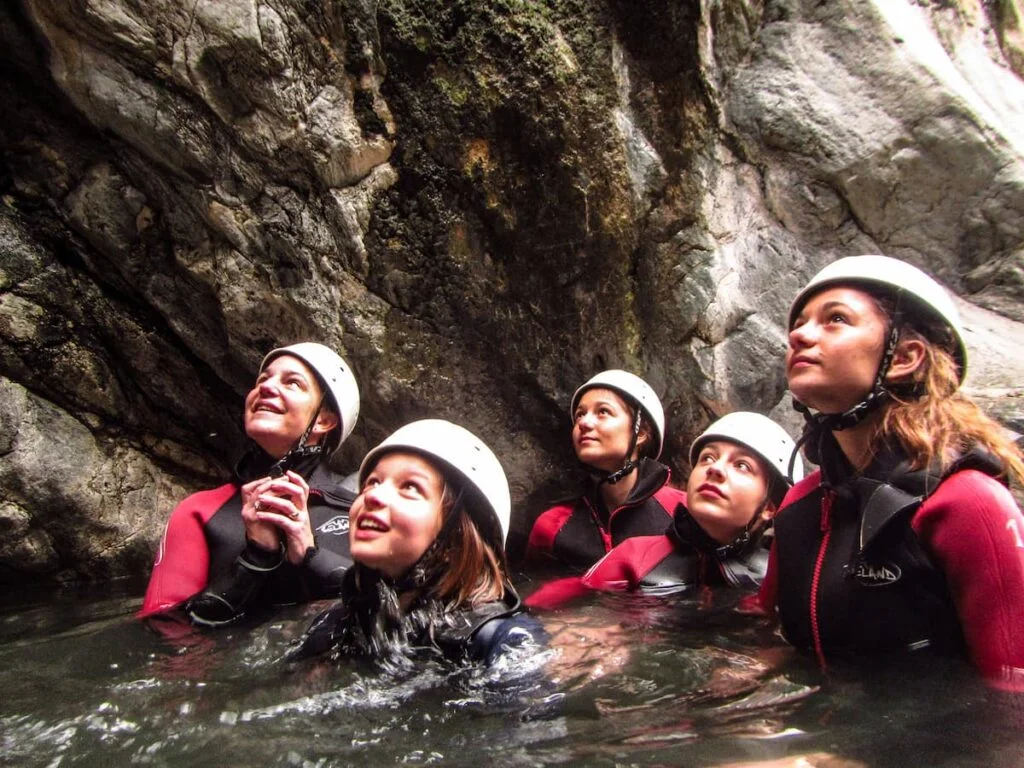 Canyon en eau chaude photo de groupe dans la vasque d'eau chaude