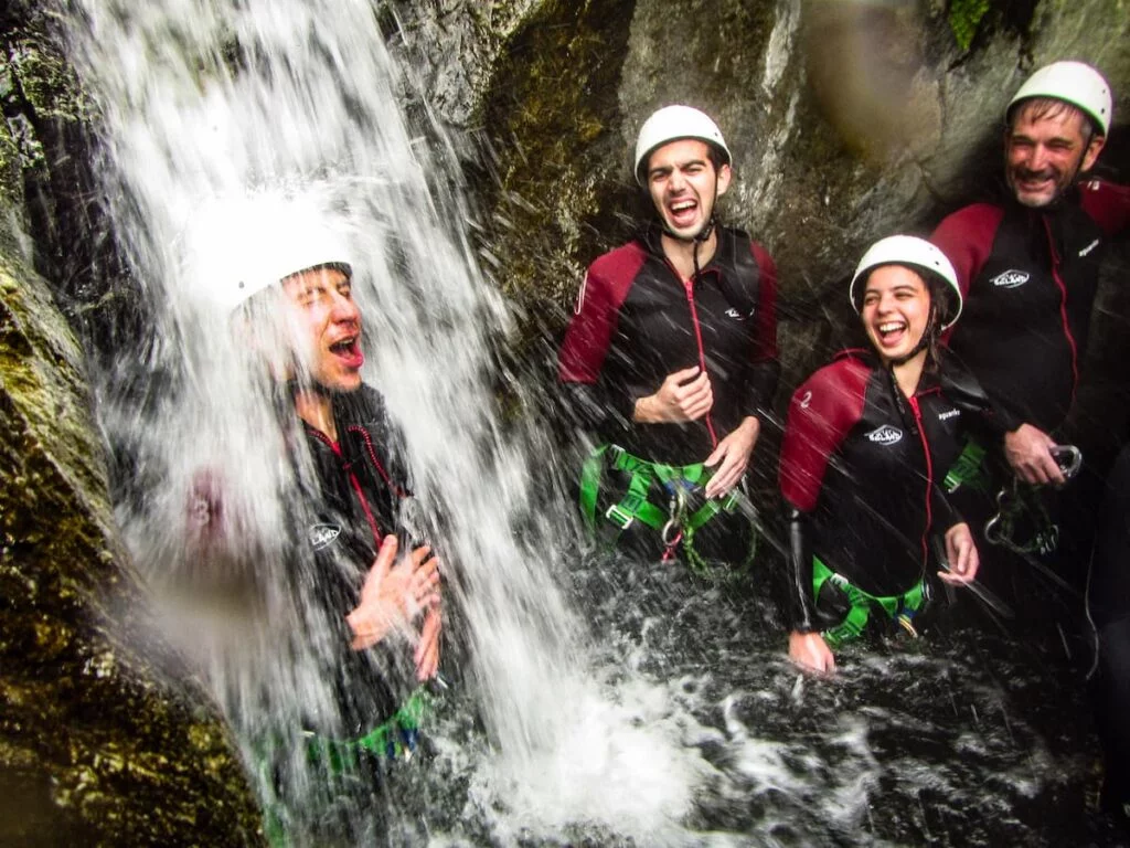 Cascade dans le canyon en eau chaude