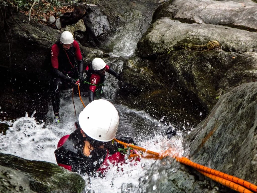 Rappel de 12 m dans le canyon en eau chaude