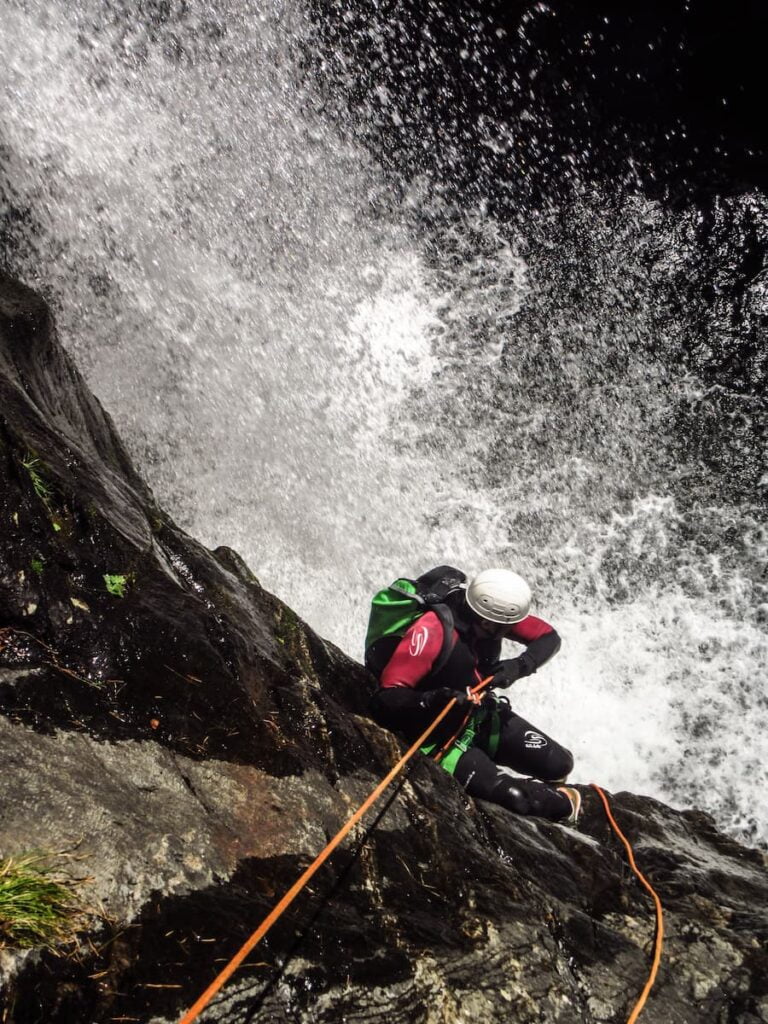 Rappel de 12 m dans le canyon des Encantats prés de Font-Romeu