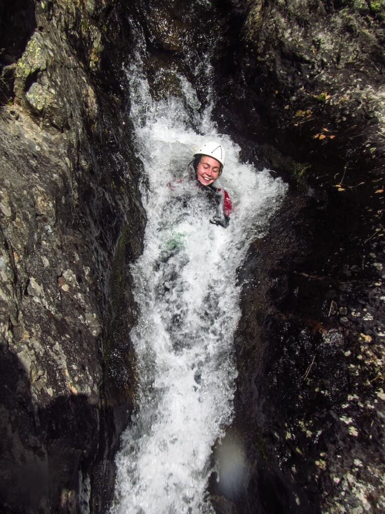 Toboggan dans le canyoning des Encantats prés de Font-Romeu