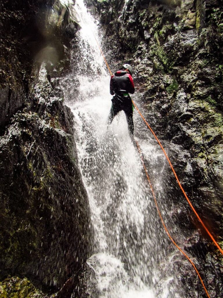 Rappel dans le Canyoning en eau chaude