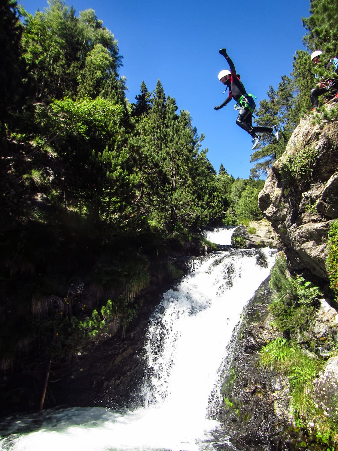 Saut de 5 mètres dans le canyoning des Encantats prés de Font-Romeu, le canyoning le plus sauvage des Pyrénées-Orientales