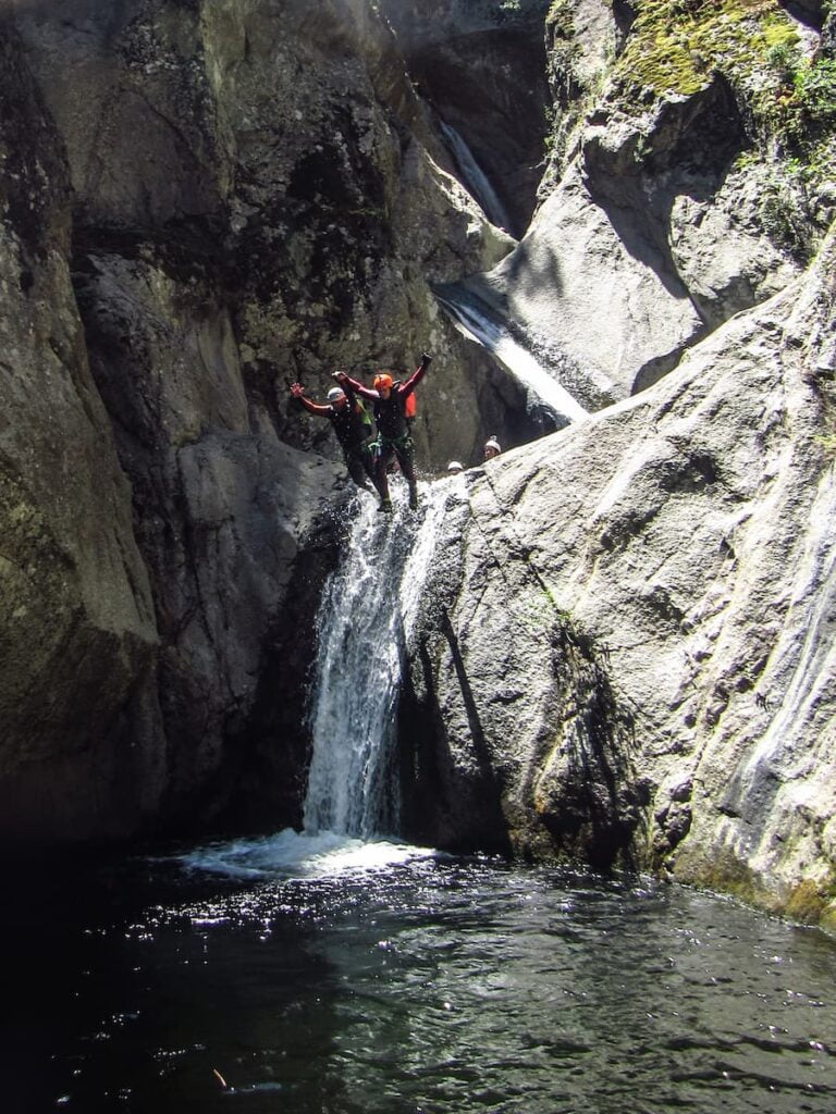 Saut final dans le canyon du Llech