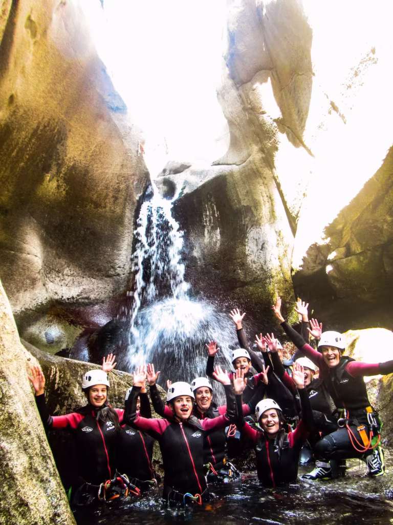 canyon avec enfants et adolescents, canyon de Molitg, famille qui leve les bras de vant une cascade