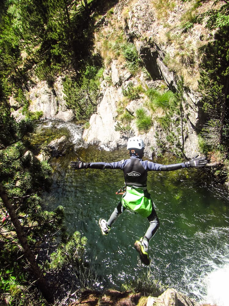 Saut en famille dans le canyon des encantats