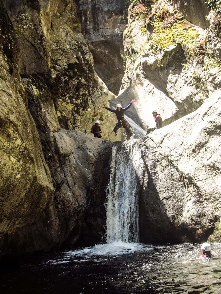 saut en famille dans le canyon du llech dans le 66