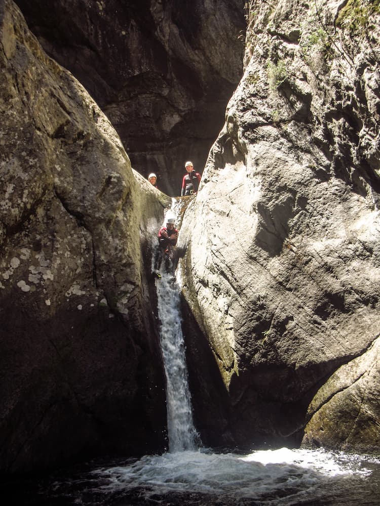 toboggan en famille dans le canyon du Llech dans les Pyrenees orientales