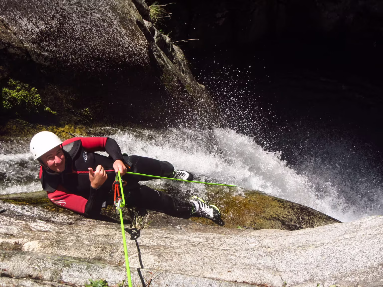 Le canyon du cady dans les Pyrénées orientales. Un canyonneur descend en rappel dans une cascade