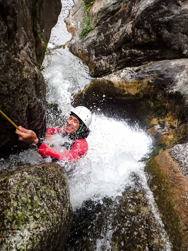 rappel dans une cascade dans le canyon du cady