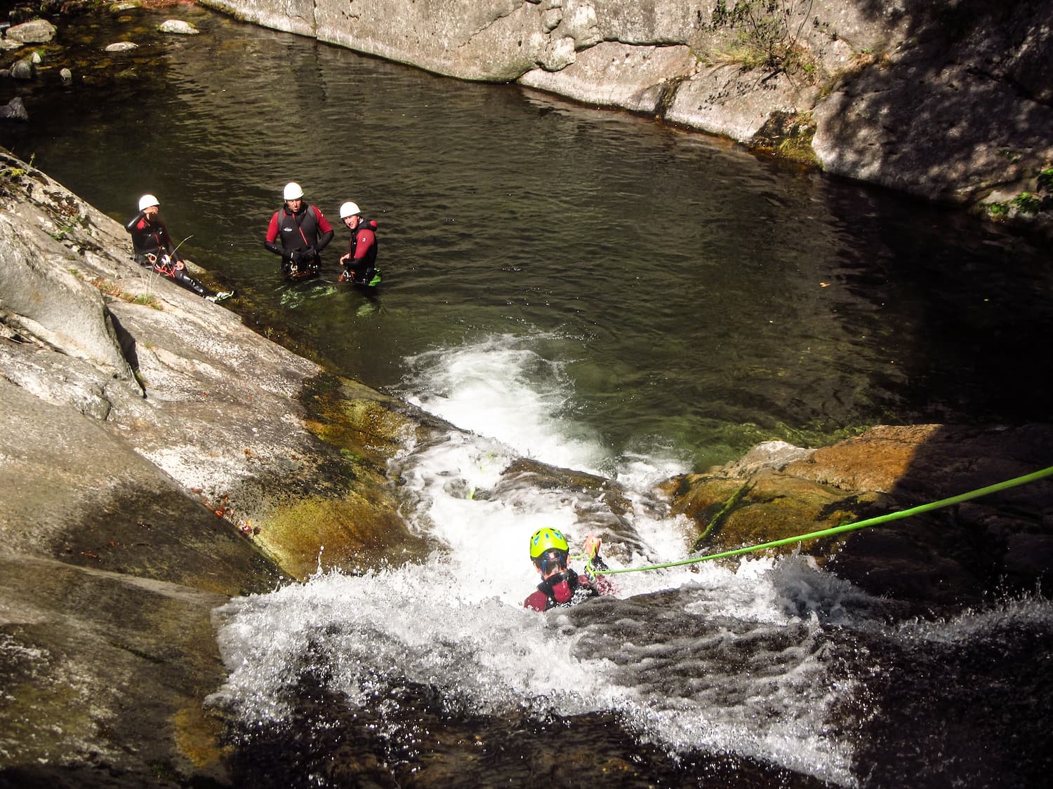 canyoning dans le cady, rappel dans une cascade