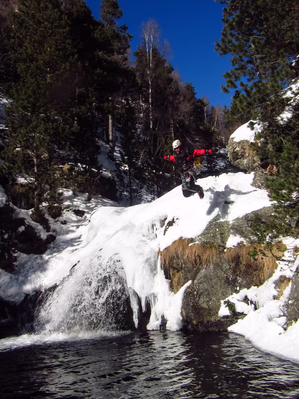Saut canyoning hivernal